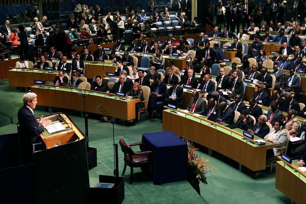 Госсекретарь США Джон Керри выступает на церемонии подписания Парижского соглашения по климату.