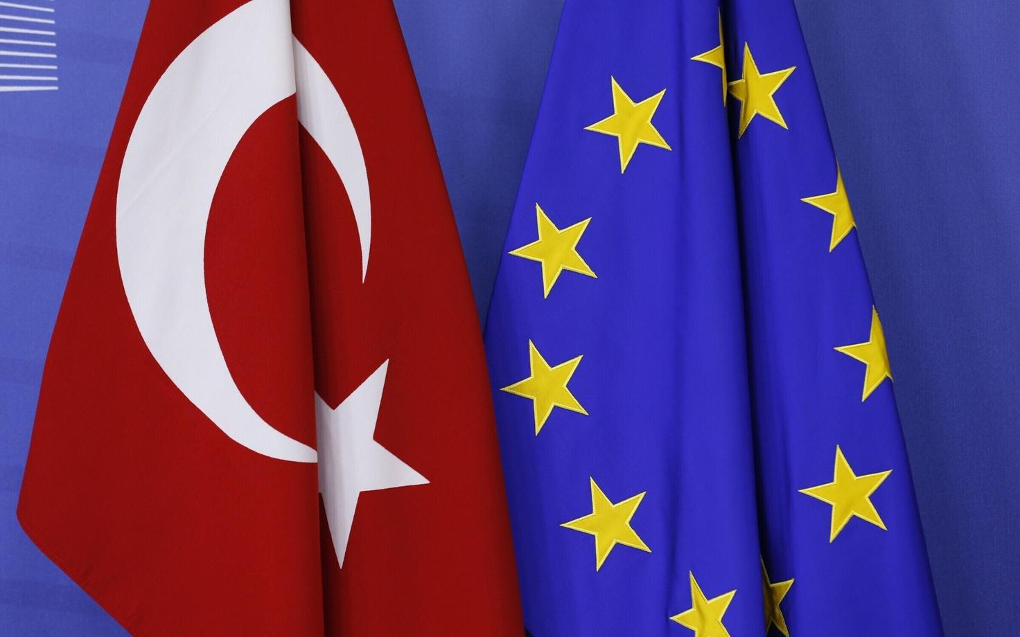 Türgi ja Euroopa Liidu lipud.