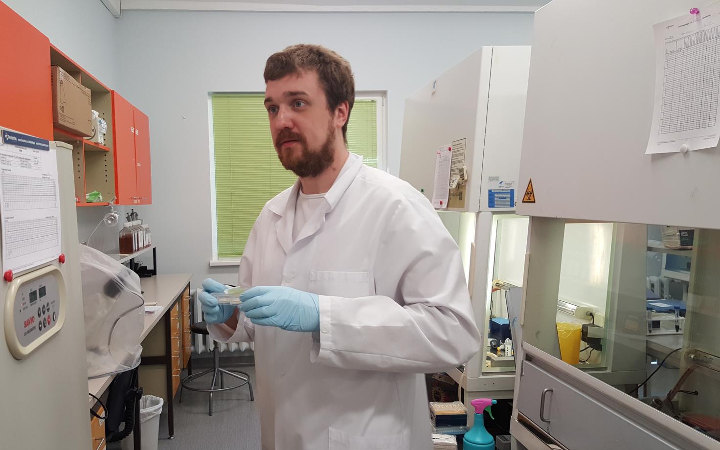Tartu ülikooli biomeditsiinitehnoloogia doktorant Mart Toots uuris papilloomiviiruse kasvajaid tekitavaid tüüpe.