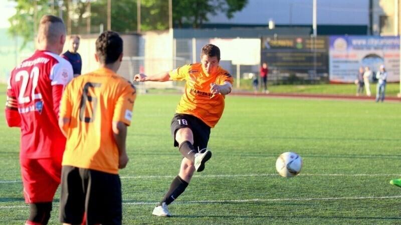 Narva United после четырех побед подряд возглавил турнирную таблицу первенства Эстонии по футболу во второй лиге.