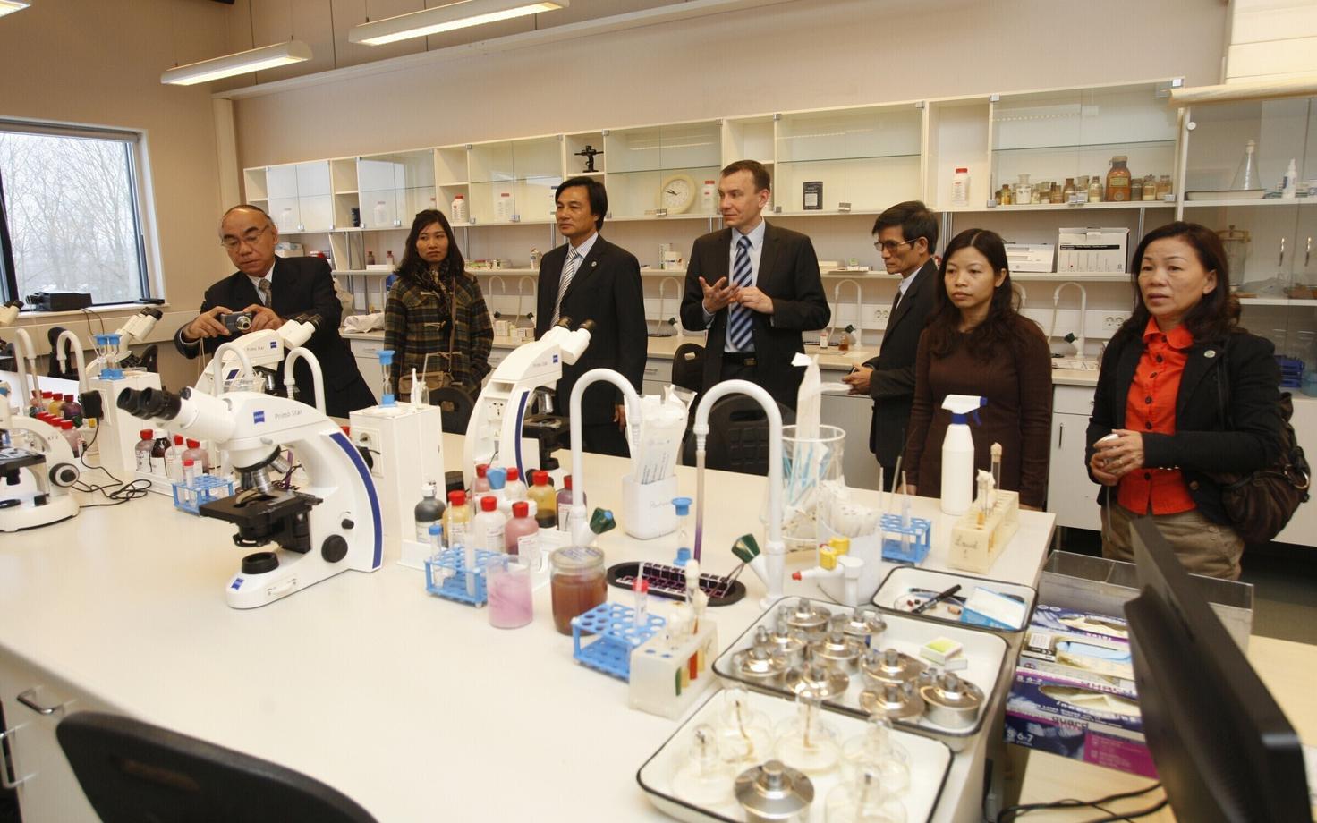 Tartu ülikooli külastavad Vietnami meditsiiniõppejõud. Pildil TÜ füsioloogilise genoomika professor Sulev Kõks (keskel) tutvustab vietnamlastele Biomedicumi.