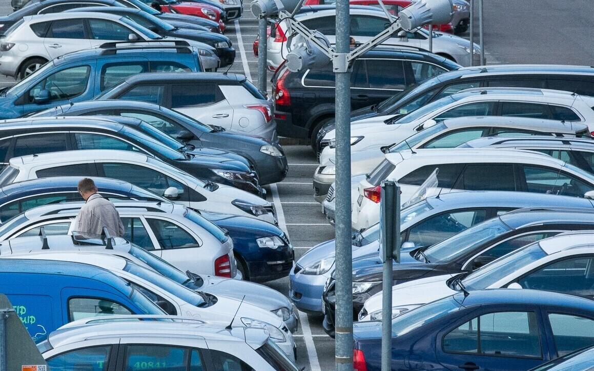 Парковка у торгового центра.