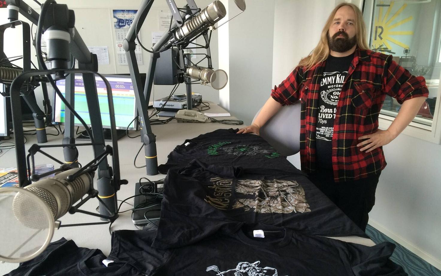 Markus Teeäär näitab Metsatöllu särke