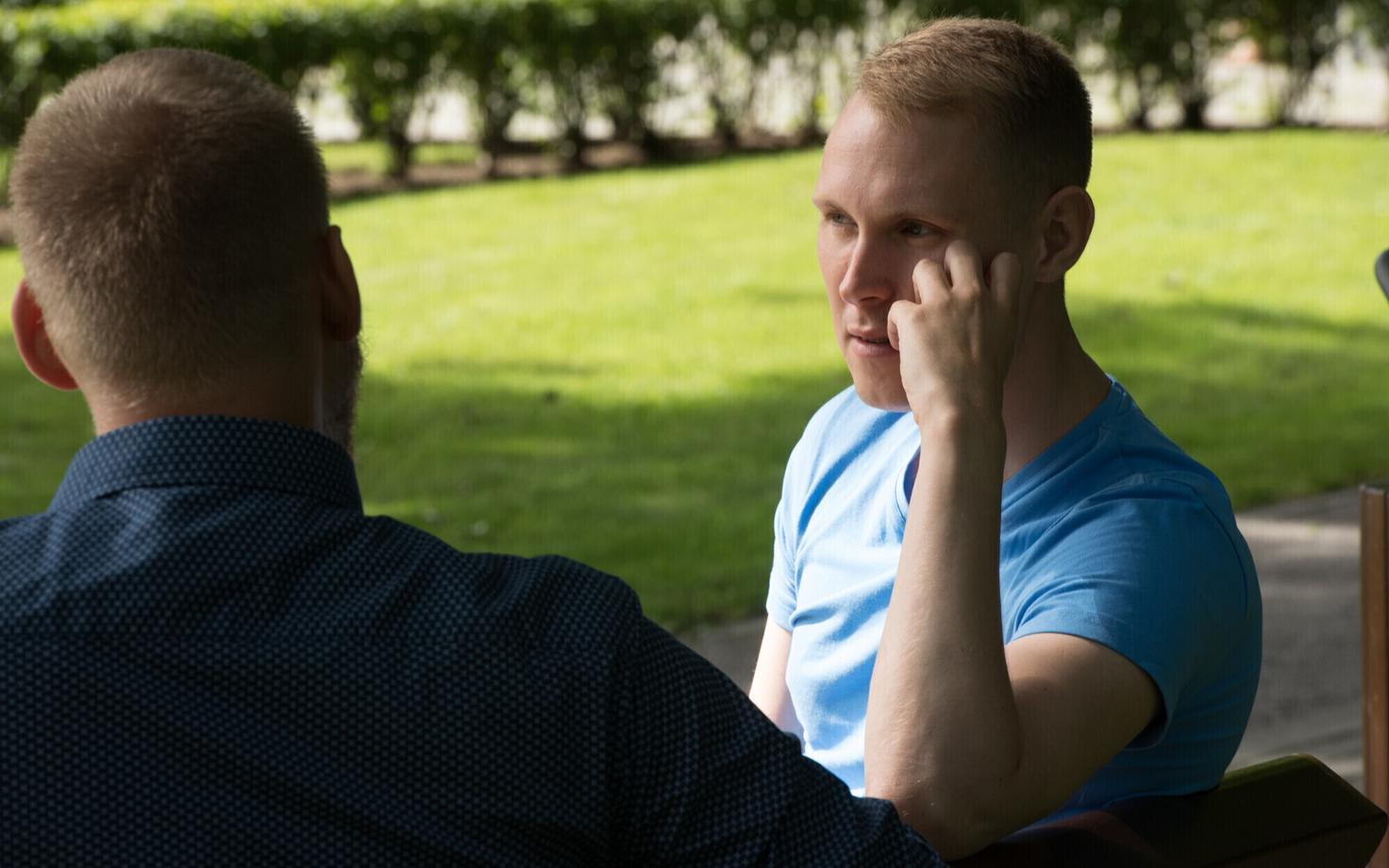 Raimond Kaljulaid möödunud suvel ajakirjanikuga vestlemas.