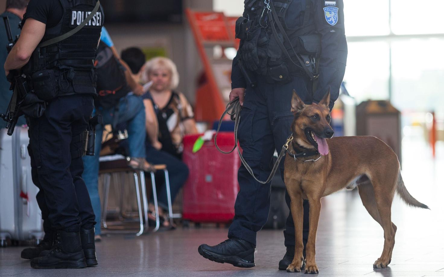 Полицейские в Таллиннском аэропорту после теракта в Брюсселе.