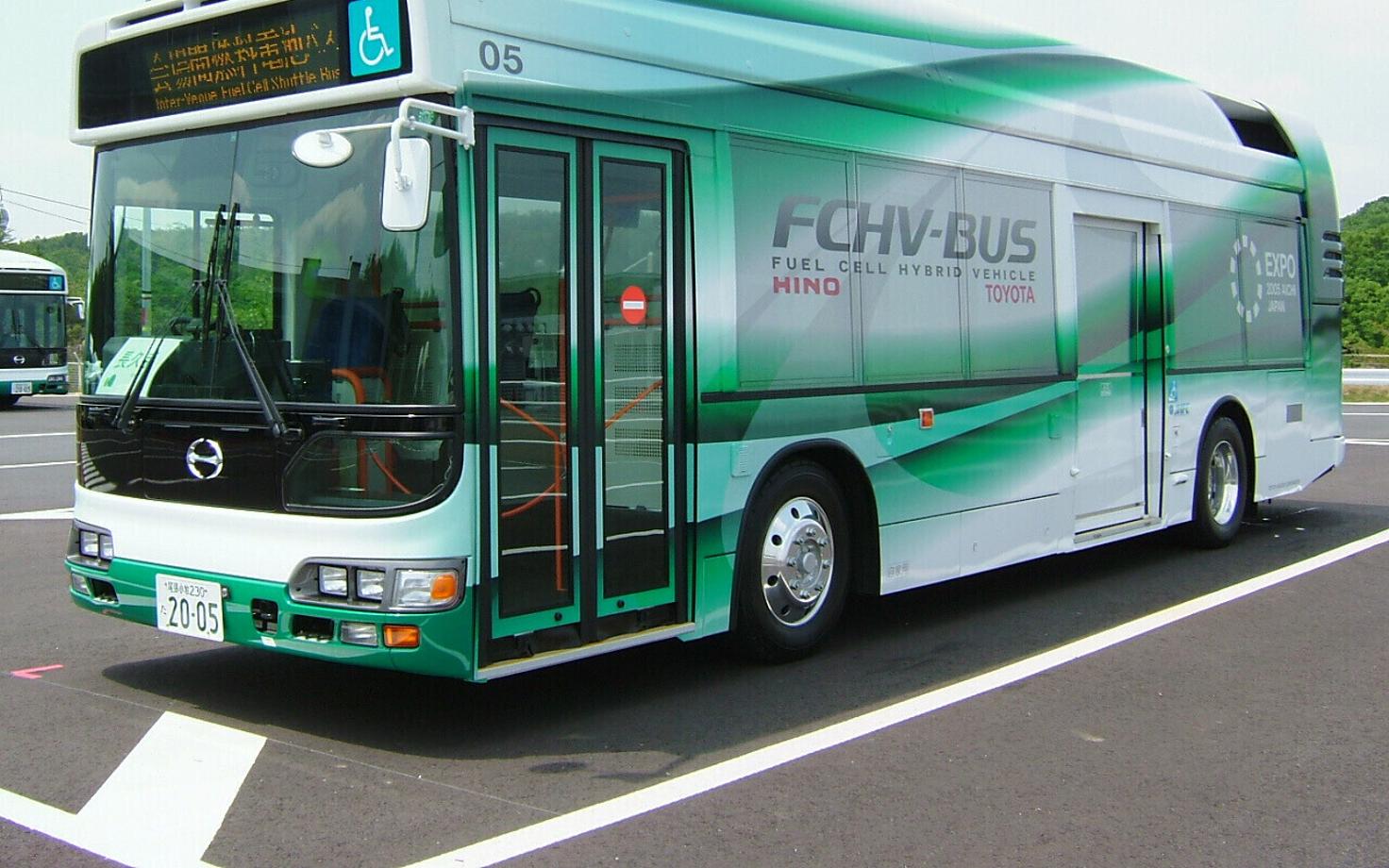 Üks esimesi vesinikuga sõitev busse, Toyota FCHV-BUS.