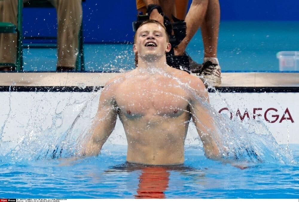 Британец Адам Пити радуется олимпийскому золоту с новым мировым рекордом.