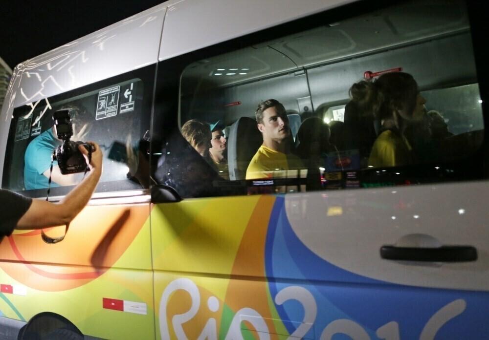 Спортсмены из Австралии покидают полицейский участок в Рио после допроса.