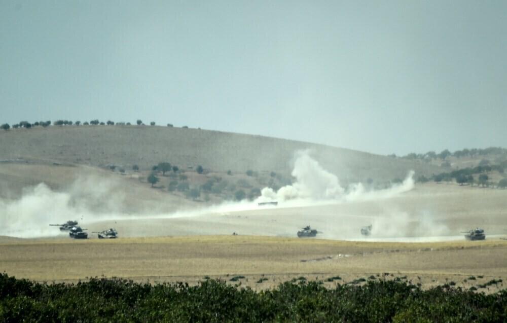 Турецкая бронетехника у сирийской границы 24.08.2016.