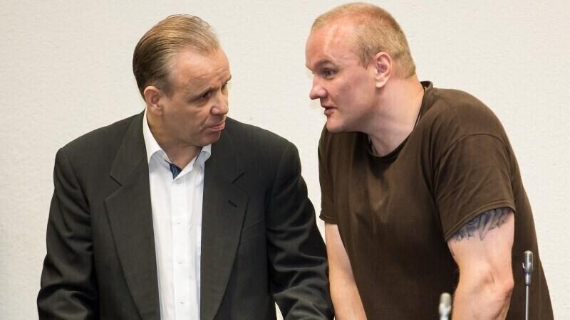 Главарь группировки Ассар Паулус (слева) приговорен к семи годам лишения свободы.