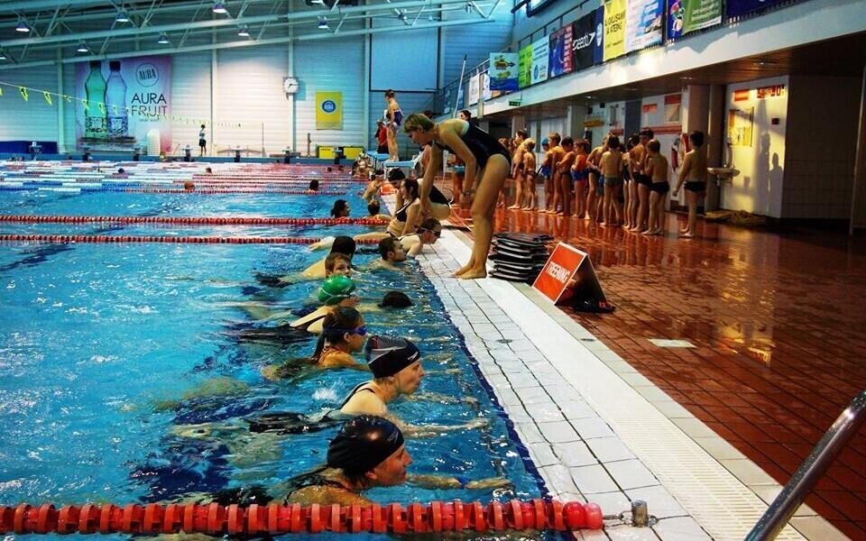 Laste kehalise aktiivsuse mõõtmise metoodikaid võrrelnud Triin Rääsk täiskasvanute ujumise algõpetuse tundi juhendamas.