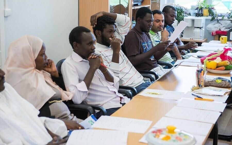 Беженцы в центре Вао на уроке эстонского языка.