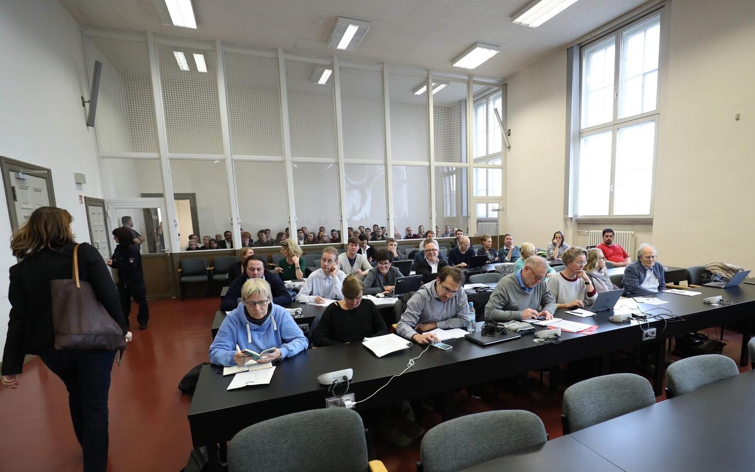 Ajakirjanikud ja vaatlejad Hamburgi kohtus.