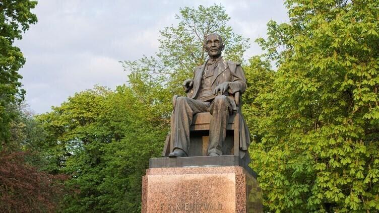 Памятник писателю Фридриху Крейцвальду.