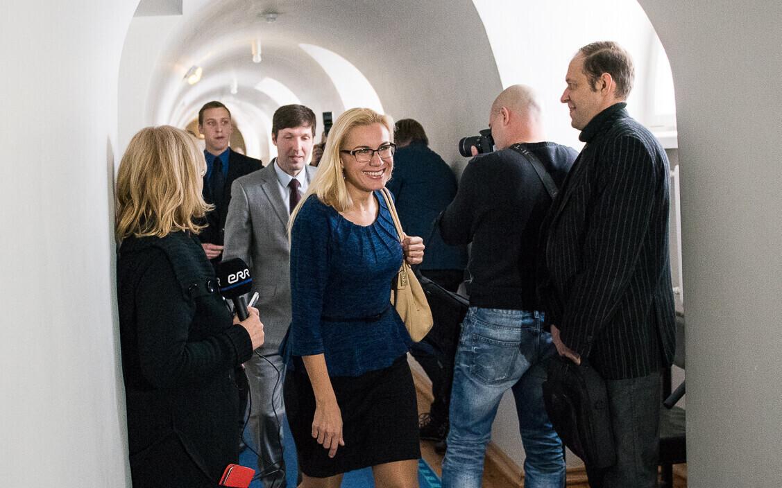 Kadri Simson riigikogus, tema selja taga EKRE aseesimees Martin Helme.