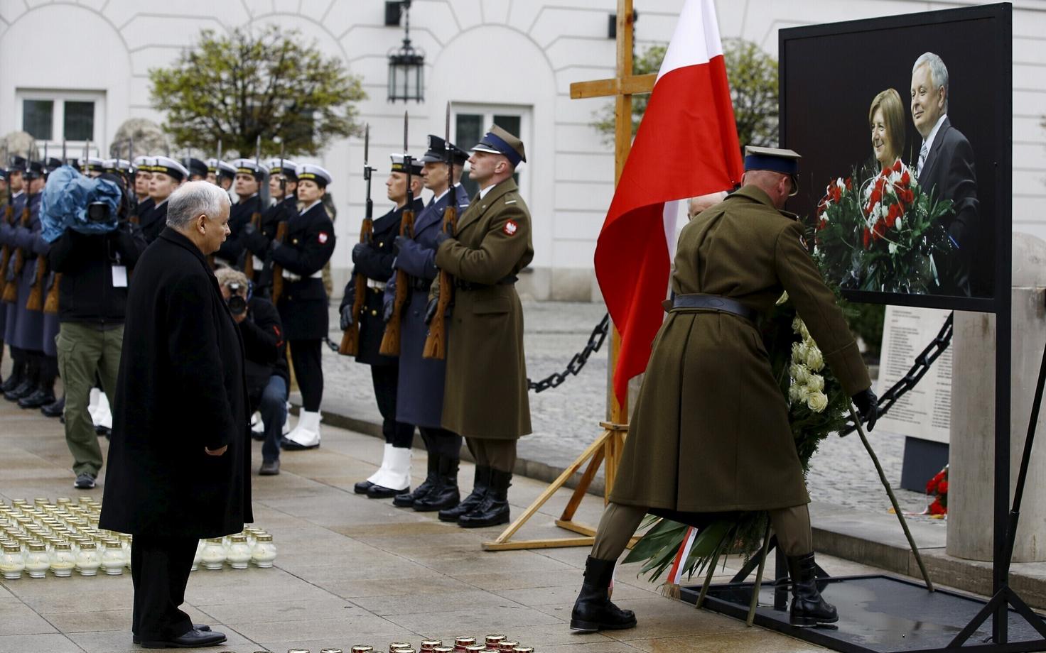 Jaroslaw Kaczynski oma kaksikvenda mälestamas.