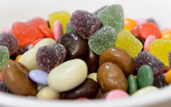 Конфеты, как содержащие сахар продукты.