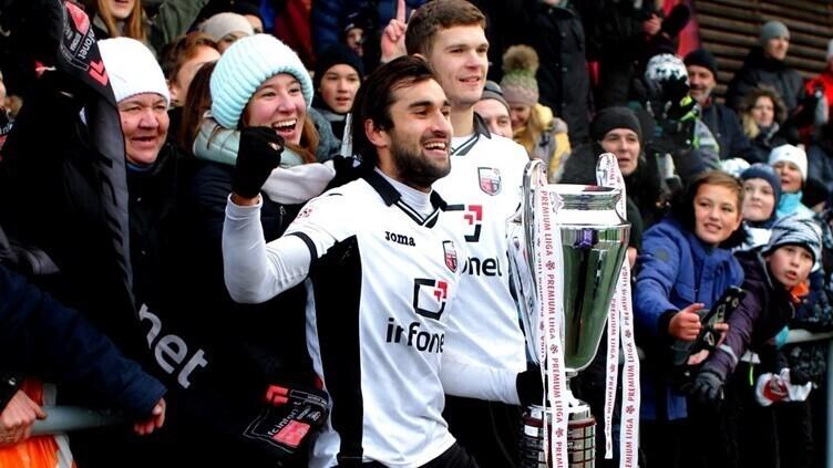 Сергей Тумасян с чемпионским кубком.