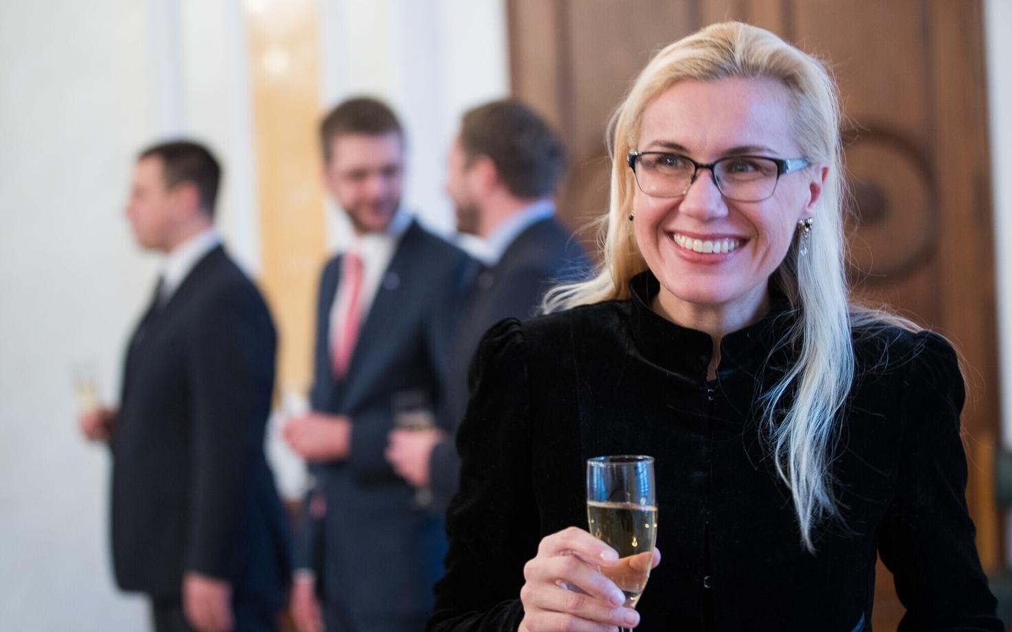 Kadri Simson kolitsioonileppe allkirjutamise tseremoonial. Taustal Jüri Ratas, Jevgeni Ossinovski ja Margus Tsahkna.