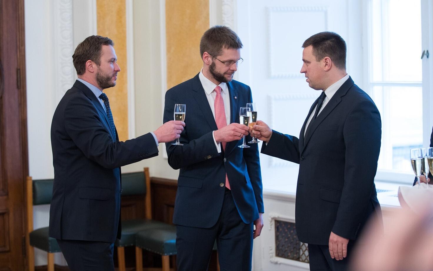 Coalition leaders Margus Tsahkna (IRL), Jevgeni Ossinovski (SDE) and Prime Minister Jüri Ratas (Center) celebrating the new coalition.