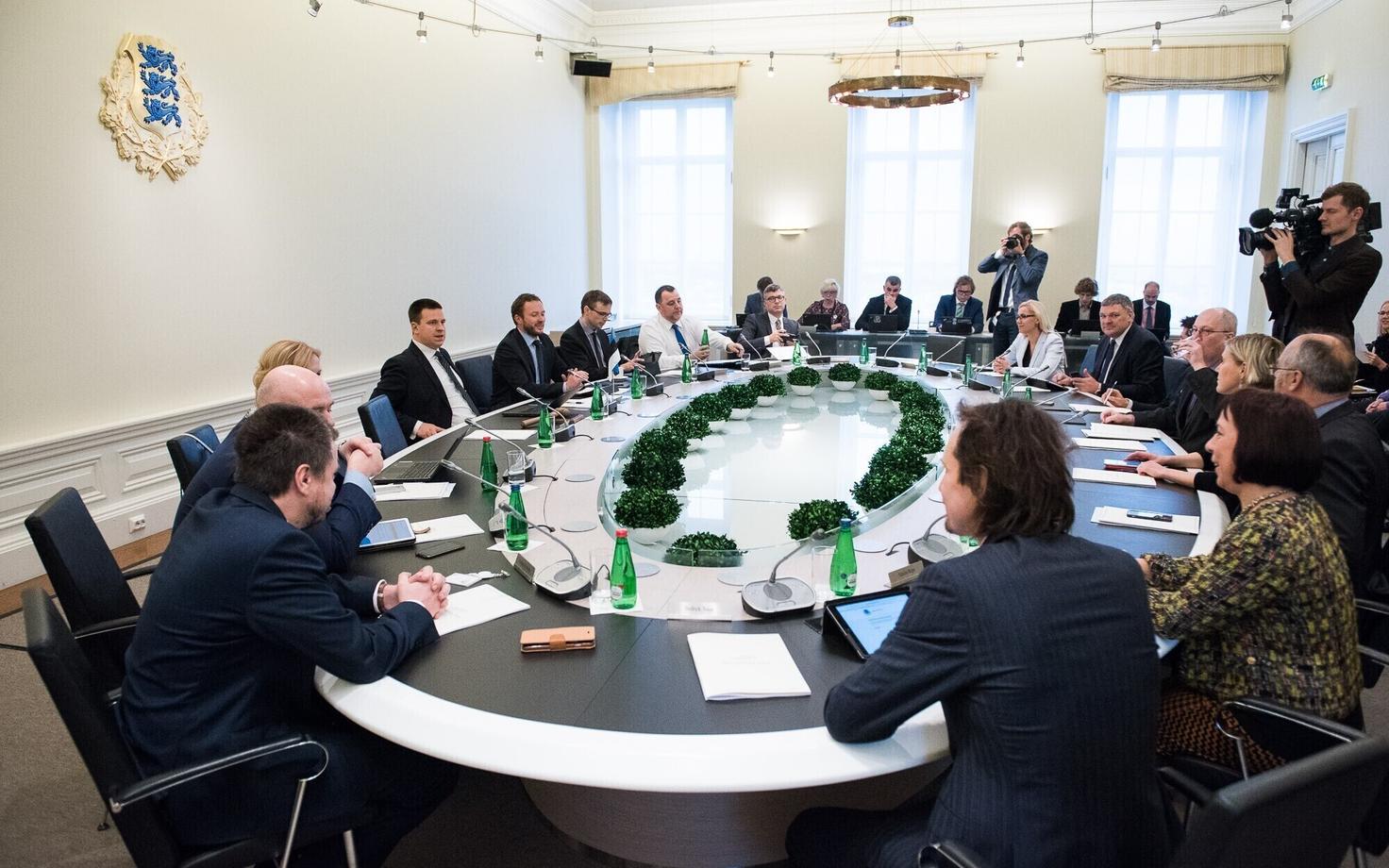 Valitsus oma esimesel istungil novembris.