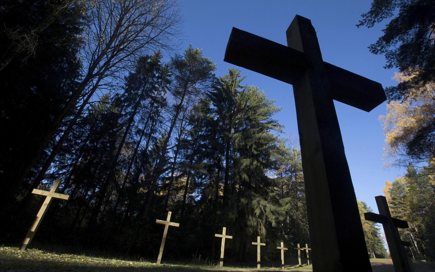 Ristid NKVD ohvrite massihaua juures Valgevenes Kurapatõs.