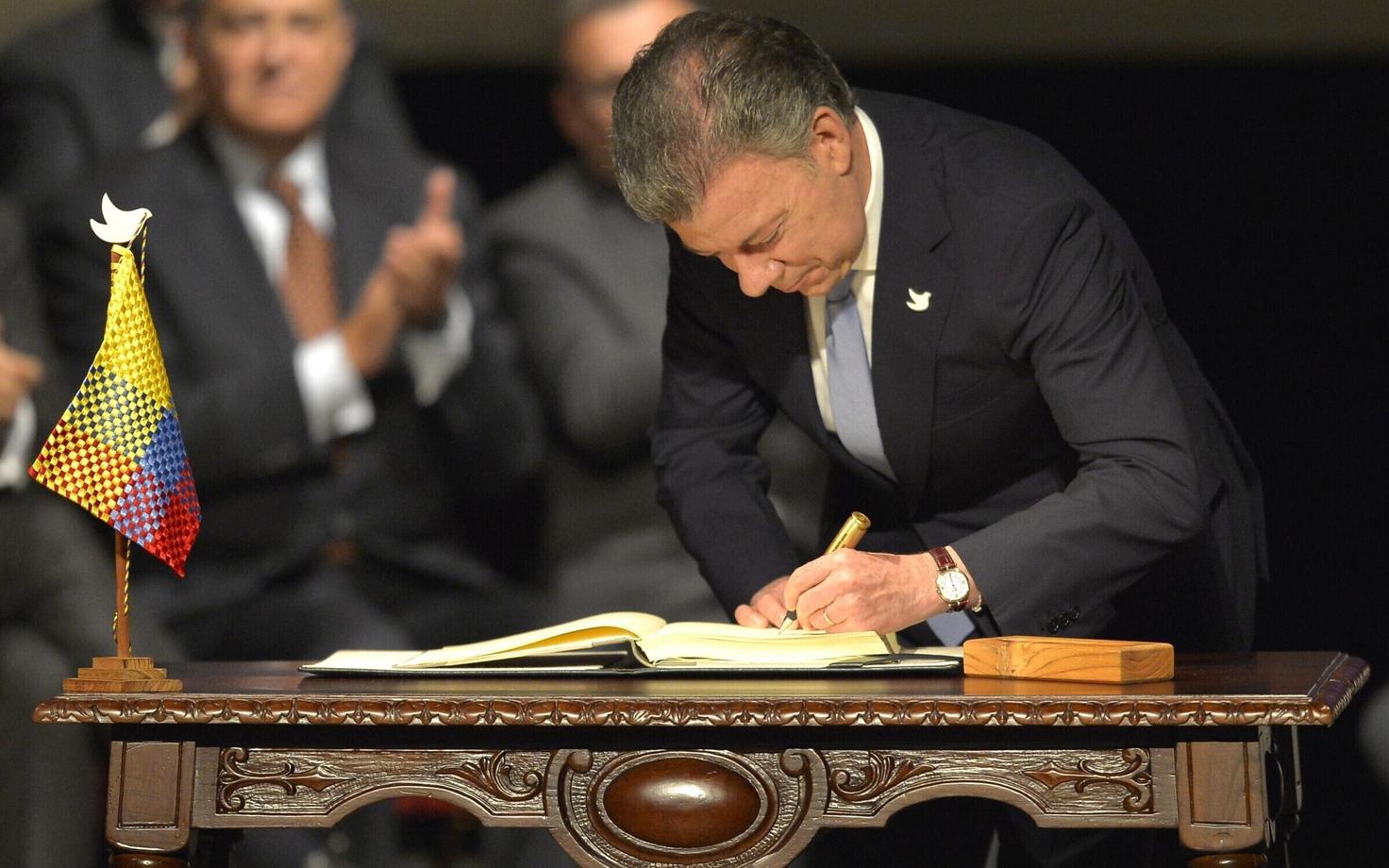 Colombia president Juan Manuel Santos rahulepet allkirjastamas.