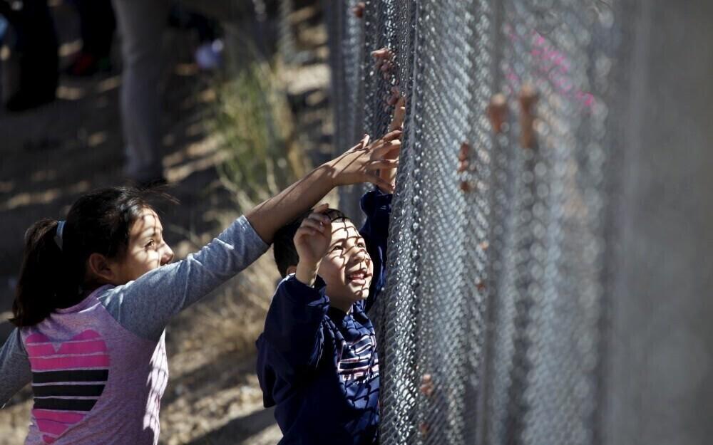 Забор на американо-мексиканской границе между городами Хуарез и Эль-Пасо.