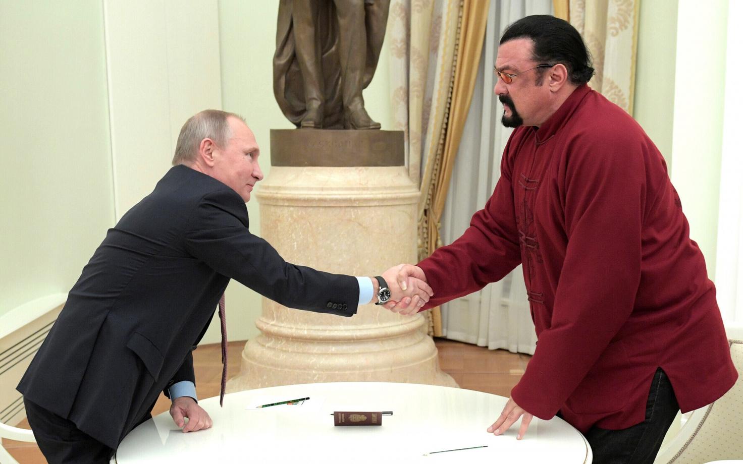 President Putin annab Kremlis Steven Seagalile üle Vene passi.