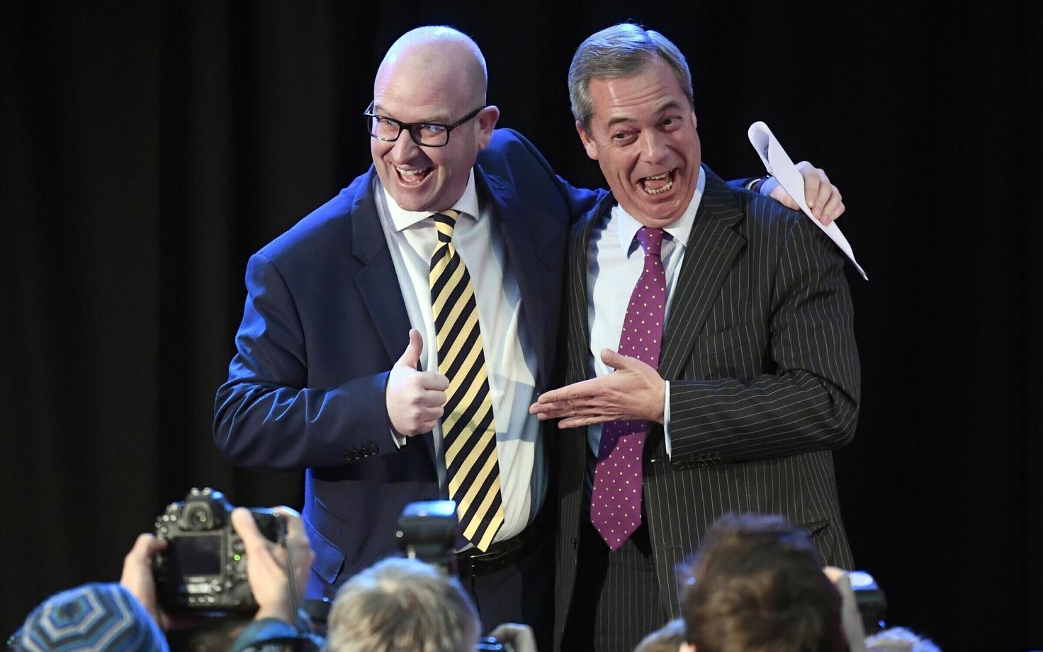 Paul Nuttall koos UKIPit ajutiselt taas juhtinud Nigel Farage'iga.