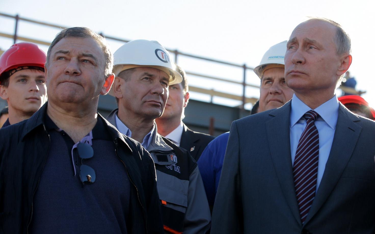 Arkadi Rotenberg (ees vasakul) ja president Putin tutvumas 2016. aasta septembris Kertši väina ületava silla ehitamisega.
