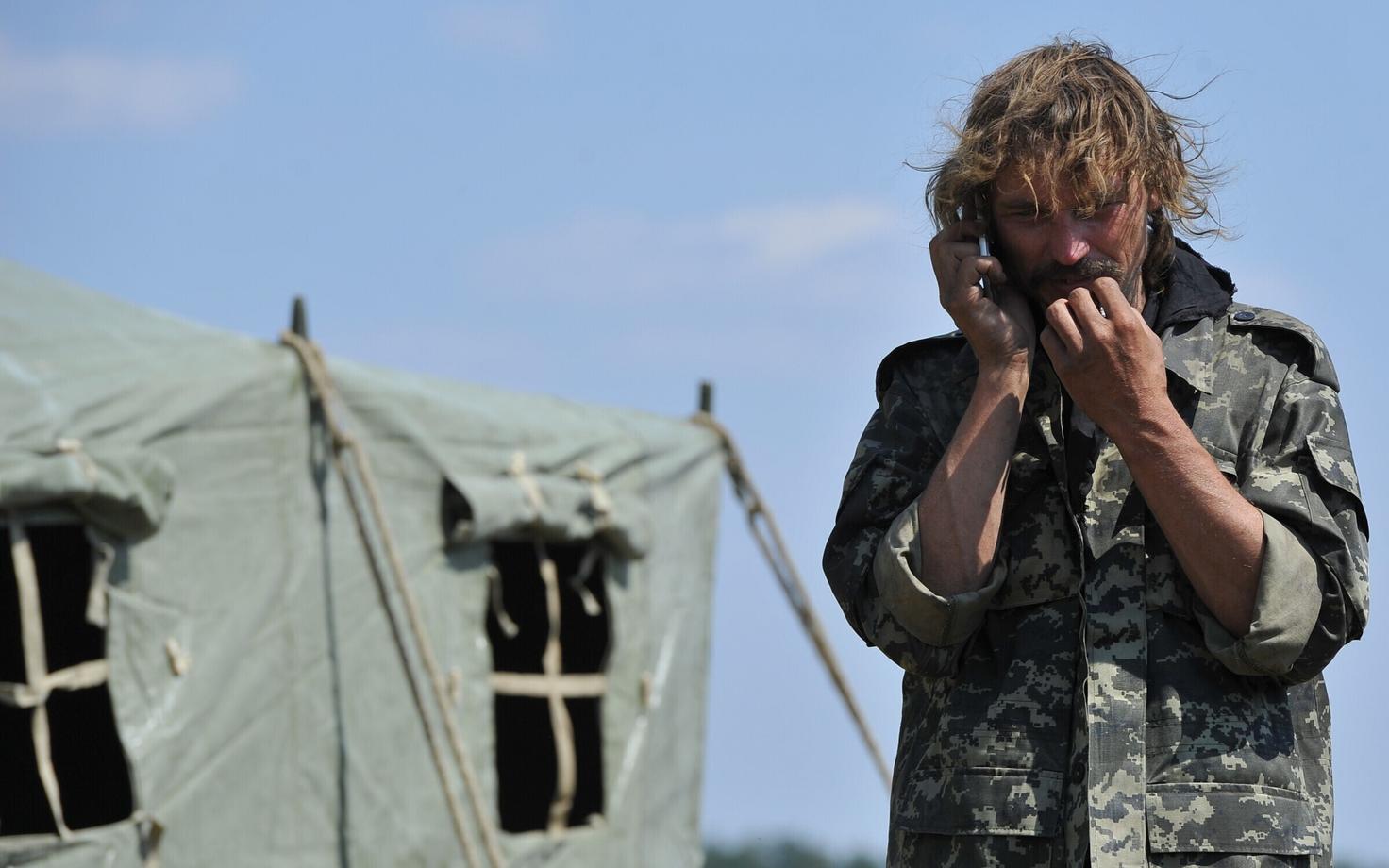 Ukraina valitsusvägede sõdur rääkimas mobiiltelefoniga.