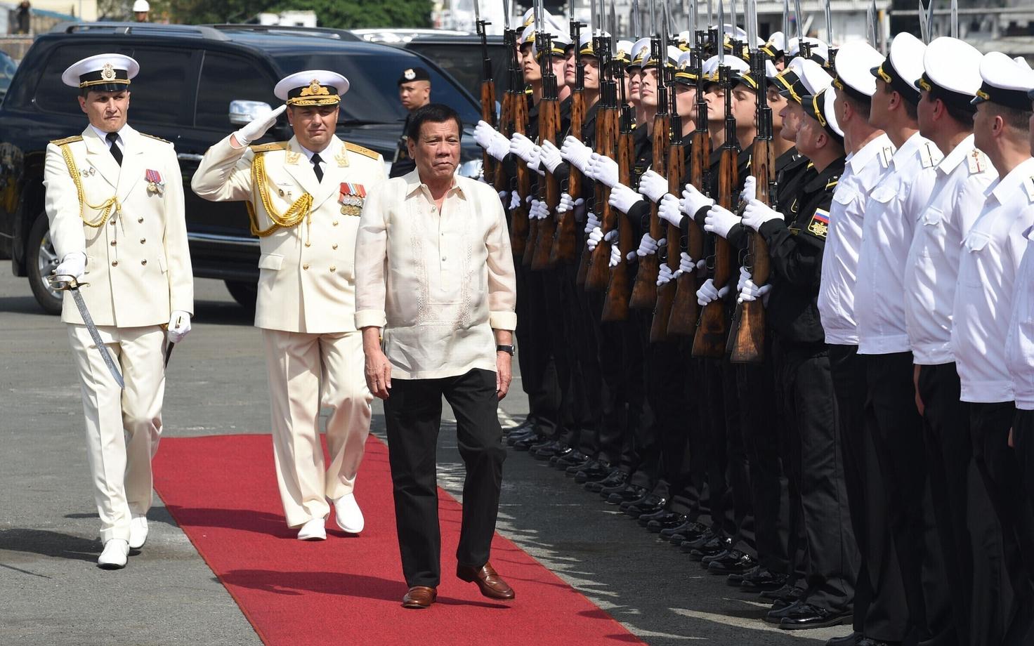 President Duterte Manilas Vene mereväelastega kohtumas.
