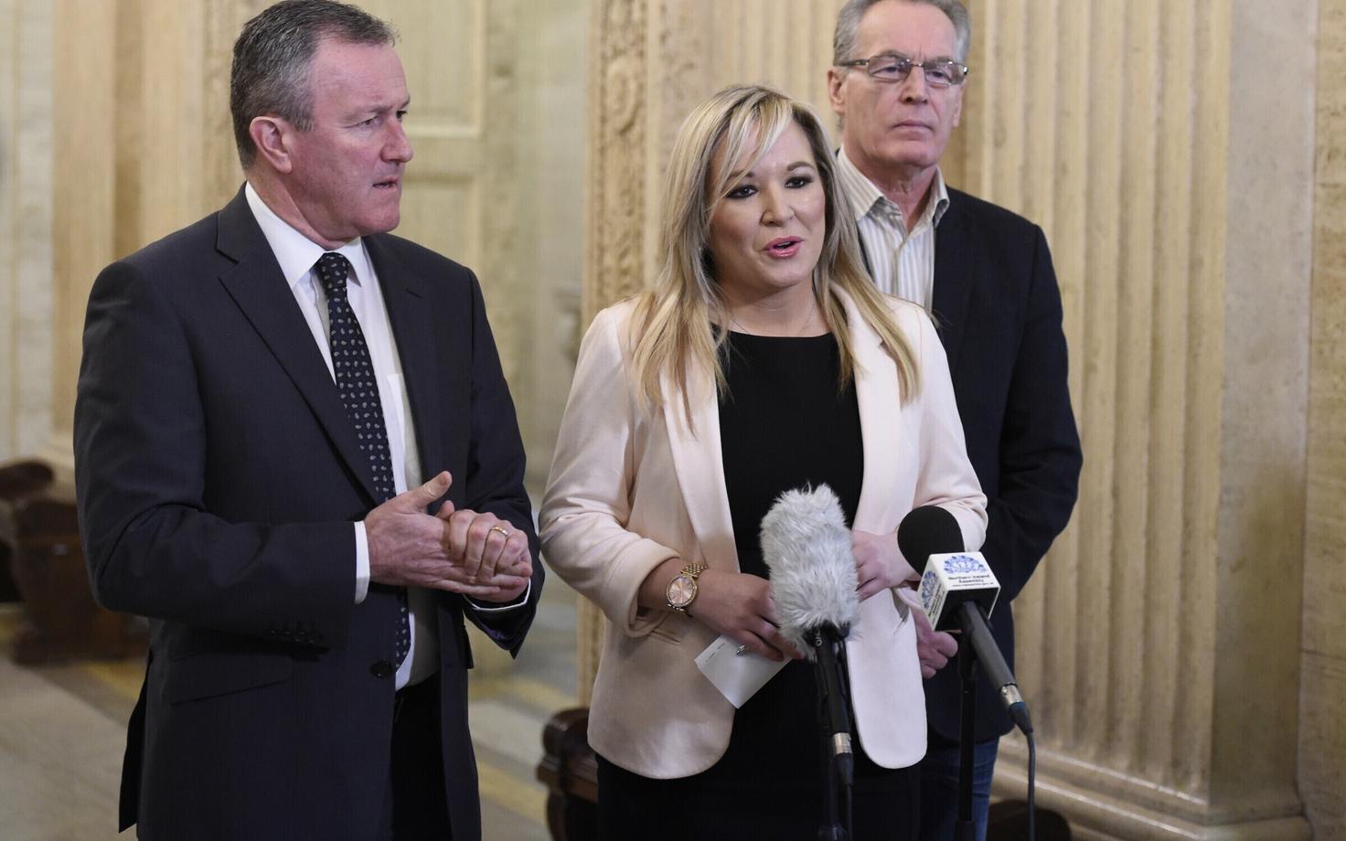 Sinn Feini liikmed Conor Murphy, Michelle O'Neill ja Gerry Kelly.