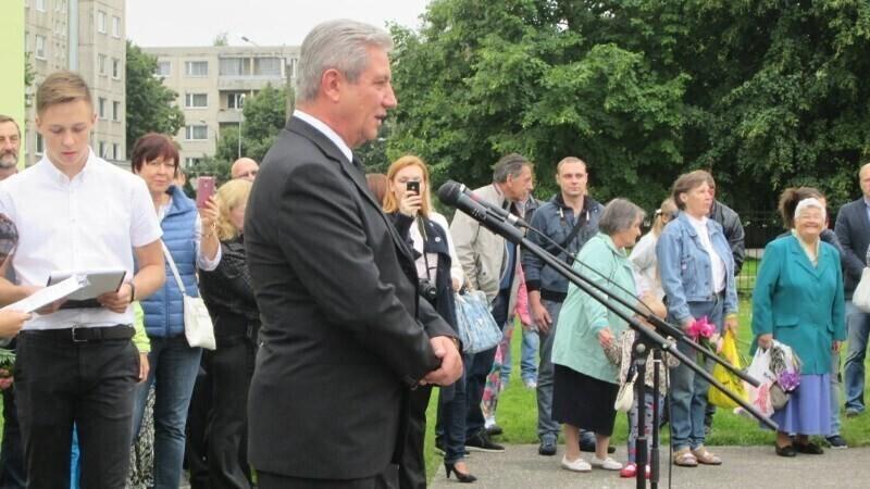 Прежний директор школы Юрий Беляев выступает с речью по случаю 1 сентября.