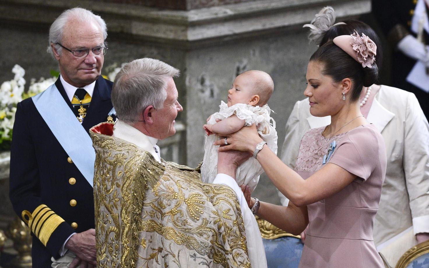 Rootsi kuningas Carl XVI Gustaf 2012. aastal oma lapselapse, printsess Estelle ristimist vaatamas.