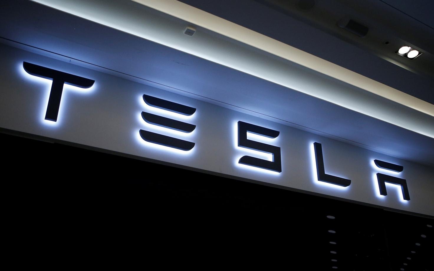 Логотип Tesla.