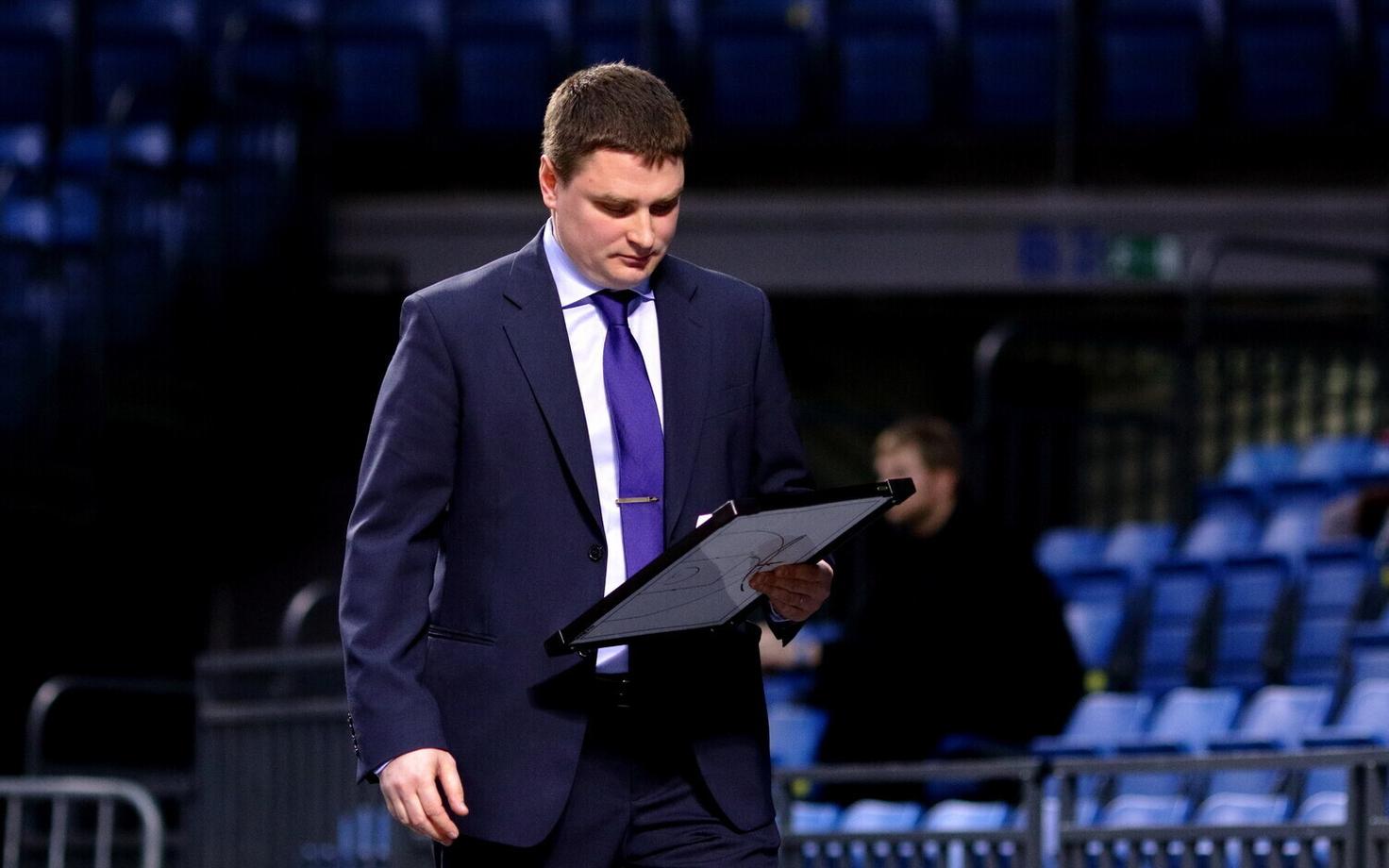 Алар Варрак расстроен поражением.