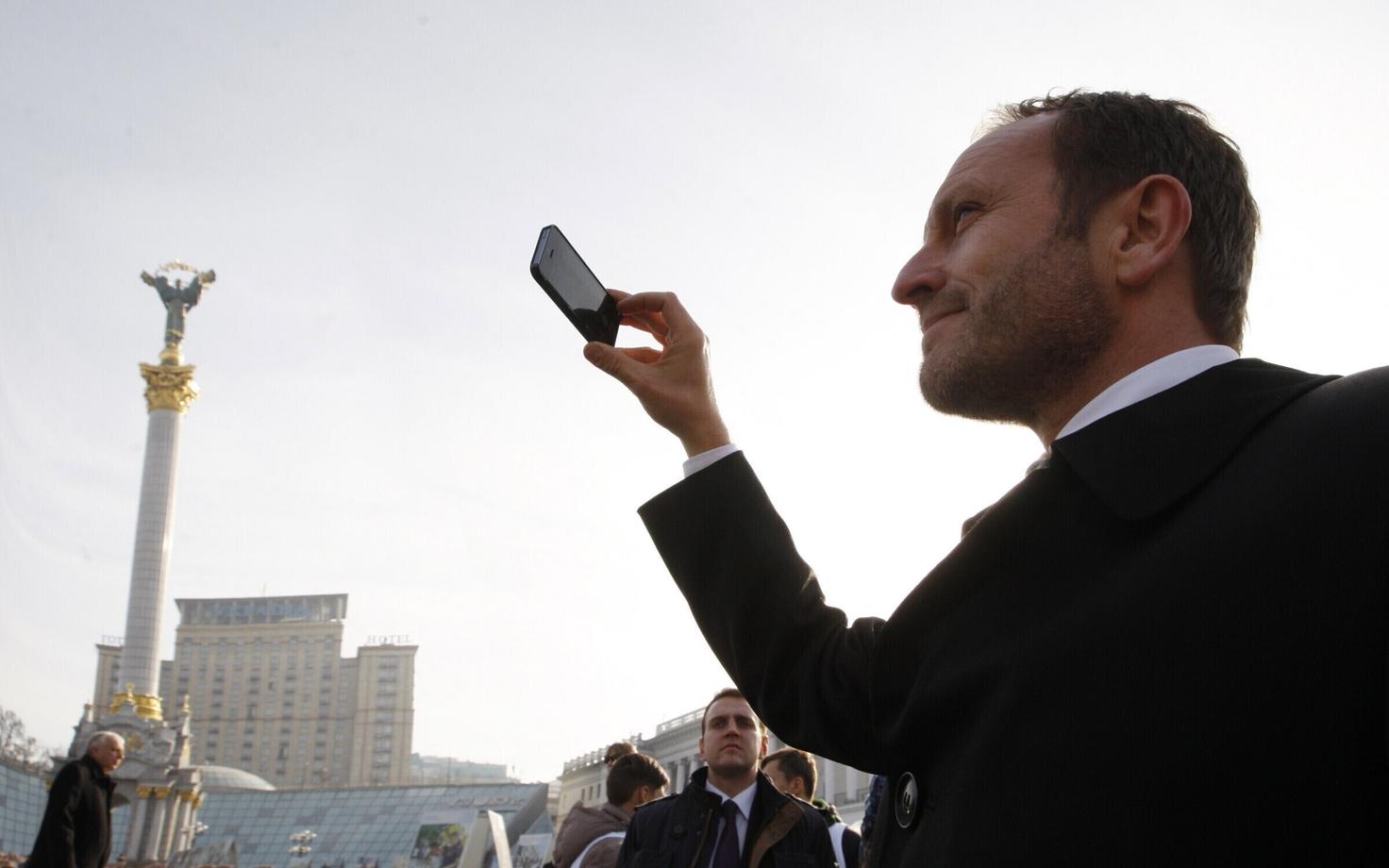 Taani (nüüdseks juba endine) välisminister Martin Lidegaard 2014. aasta novembris Kiievis nutitelefoniga pildistamas.