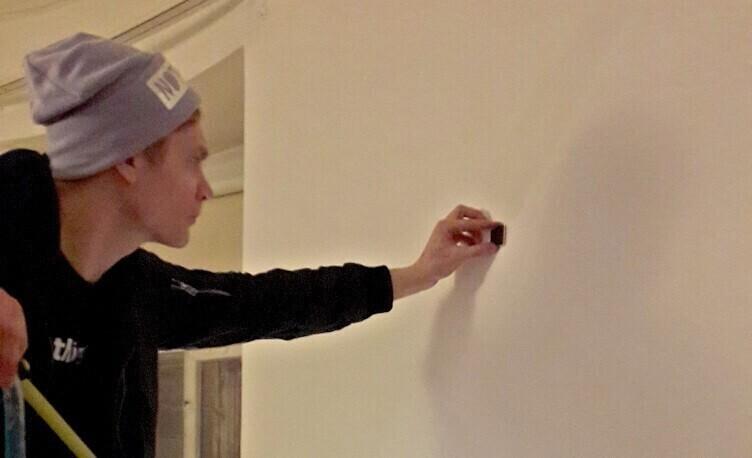 Kiwa installib näitust.