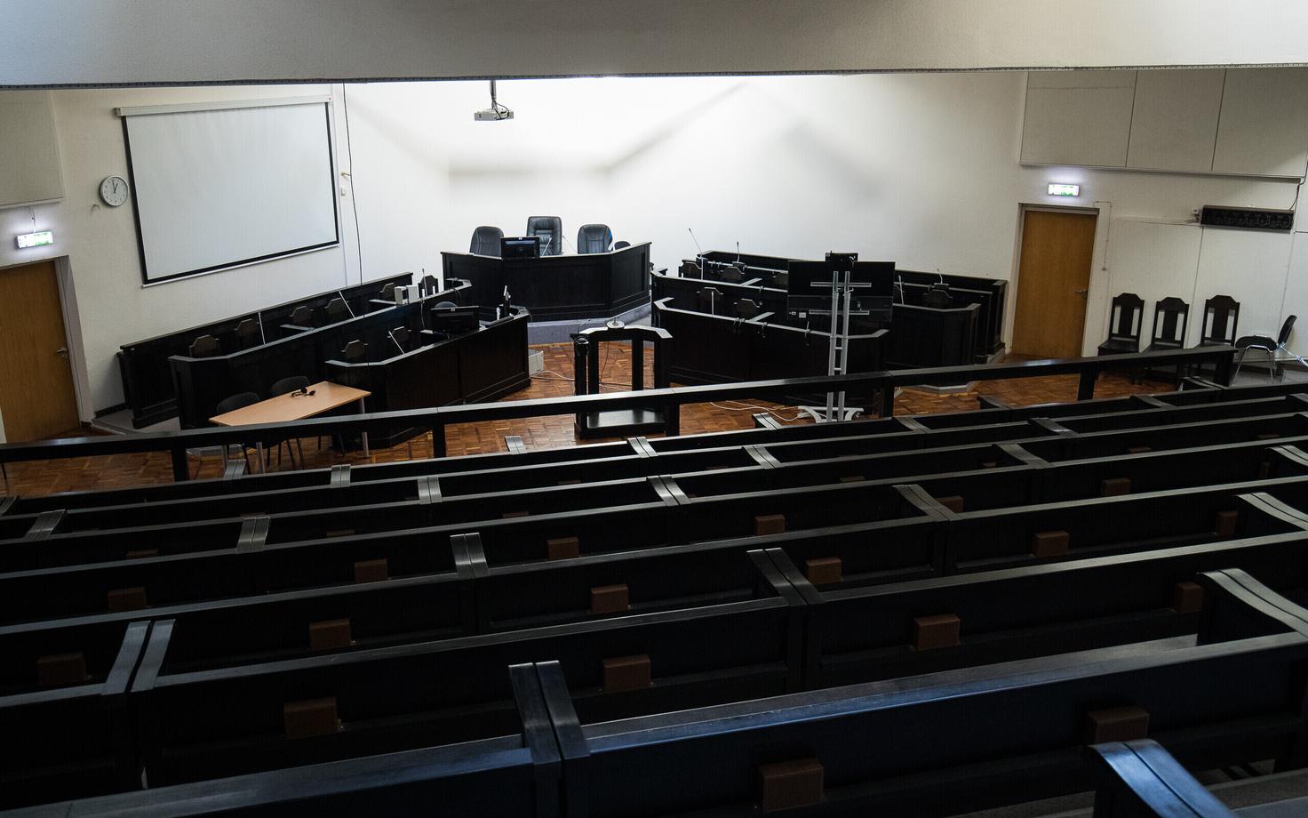 В зале суда.