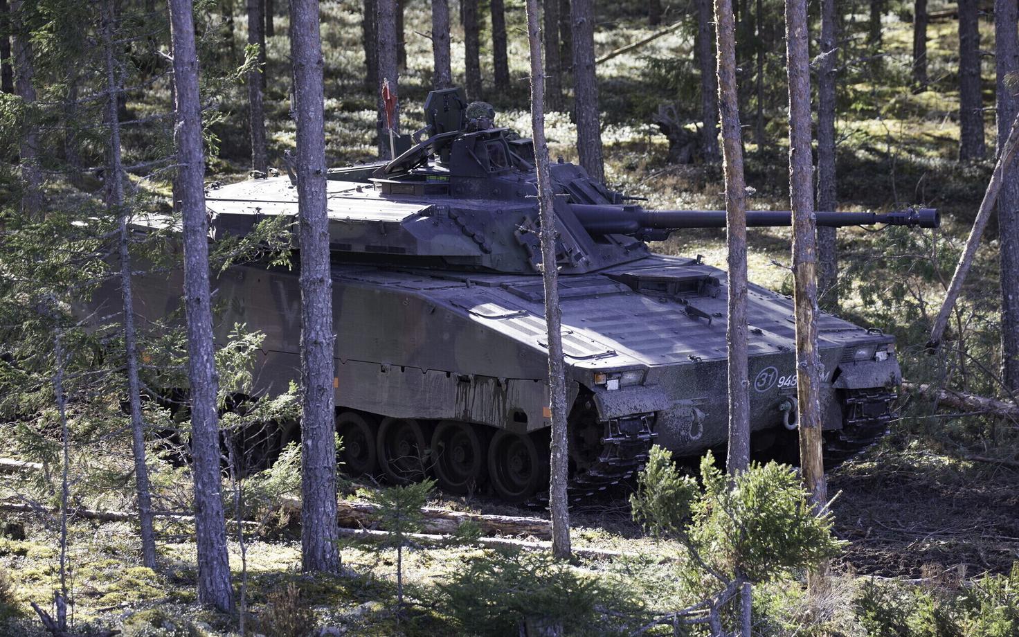 Jalaväe lahingumasin CV9035 lahinglaskmisel.
