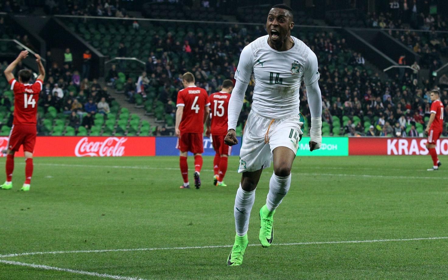 Ивуарийский форвард Джонатан Коджиа празднует гол.
