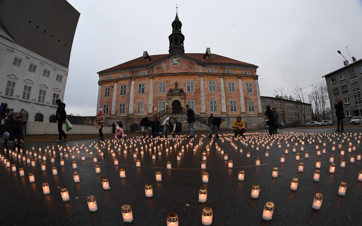 Зажжение свечей в память о жертвах мартовской депортации стало в Нарве традицией.