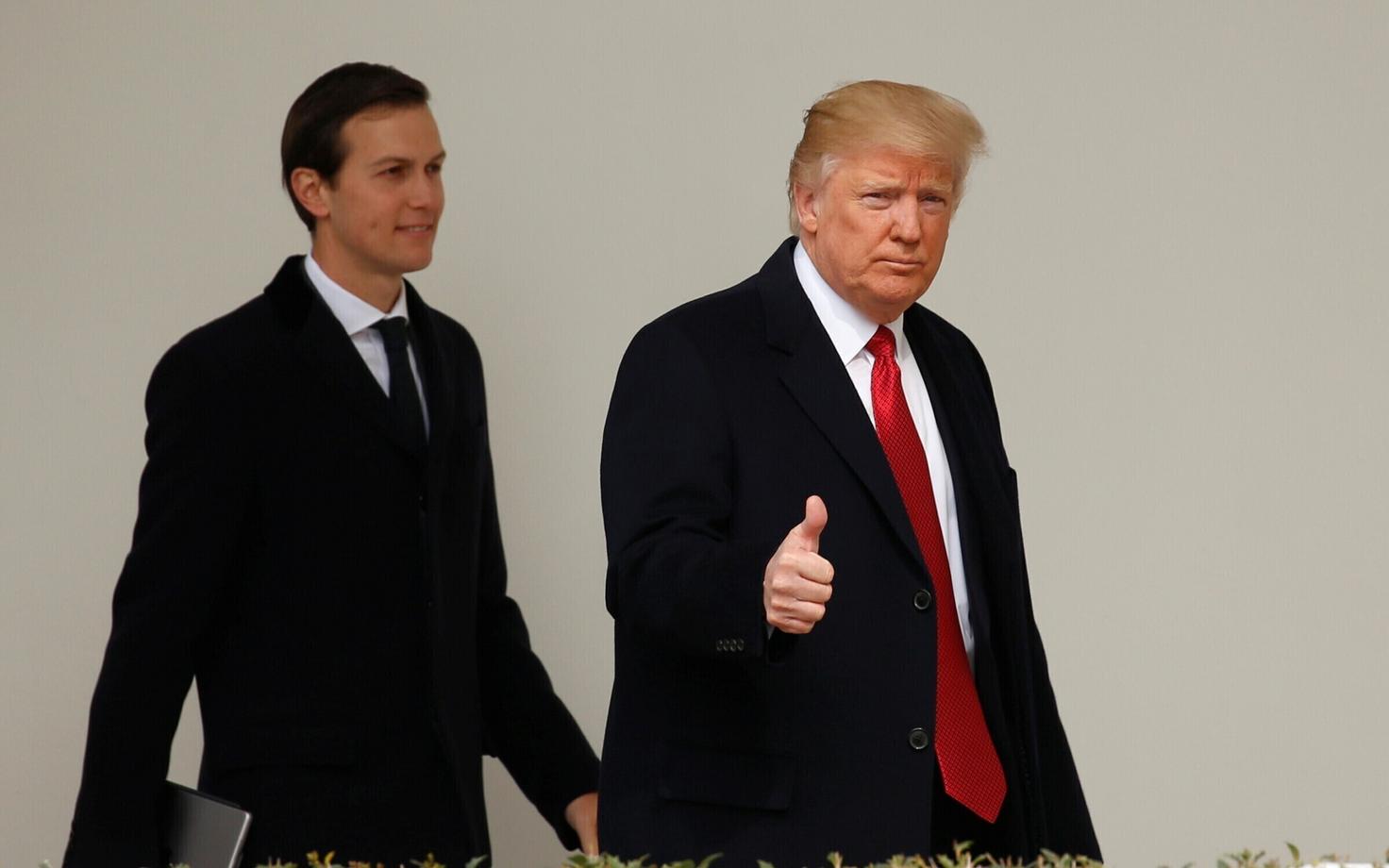 Президент США Дональд Трамп (справа) и его зять Джаред Кушнер.