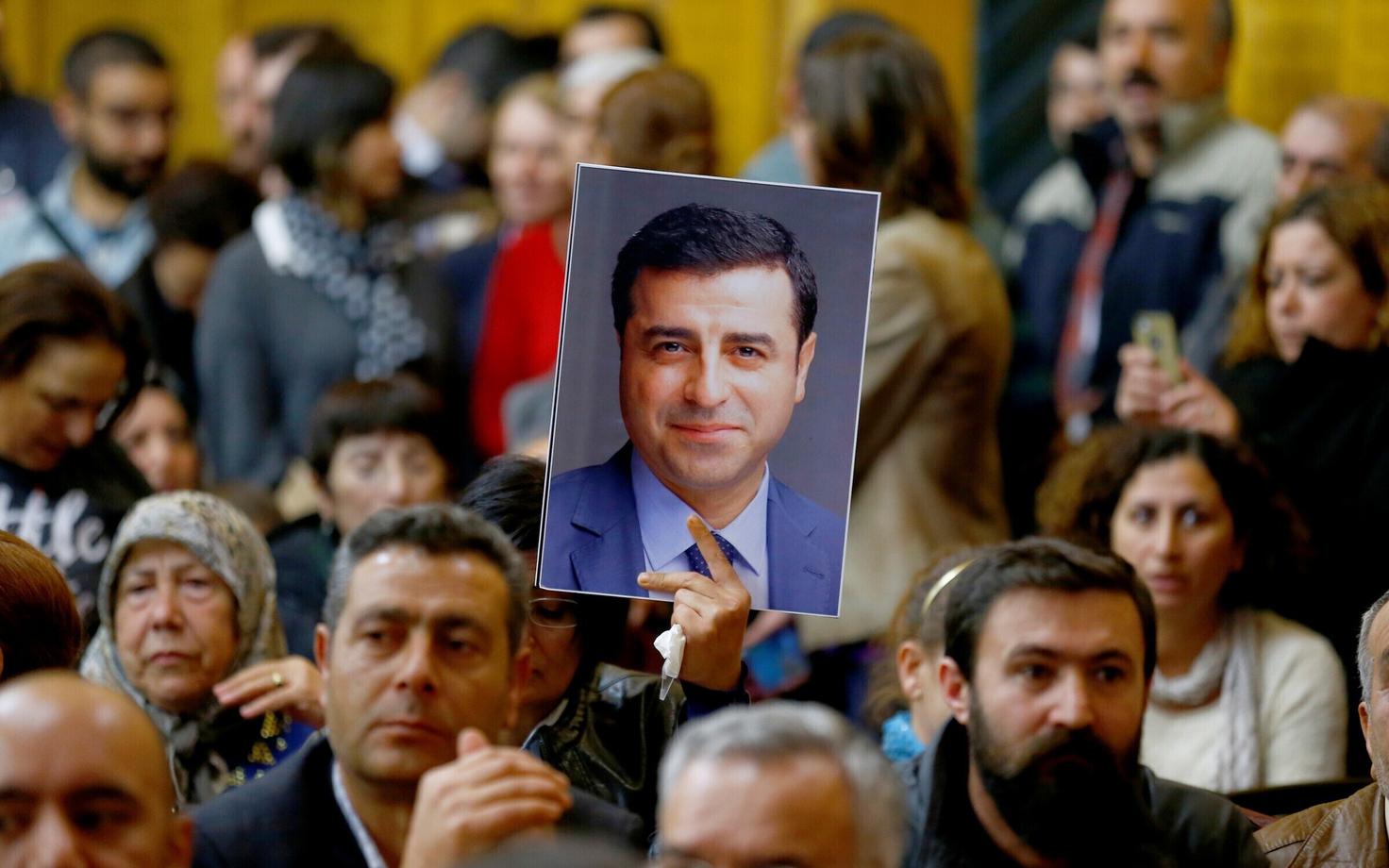 HDP toetajad erakonna juhi Selahattin Demirtasi pildiga.