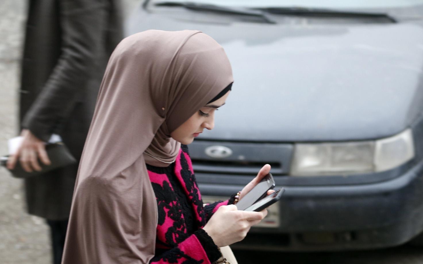 Девушка в хиджабе в Грозном.