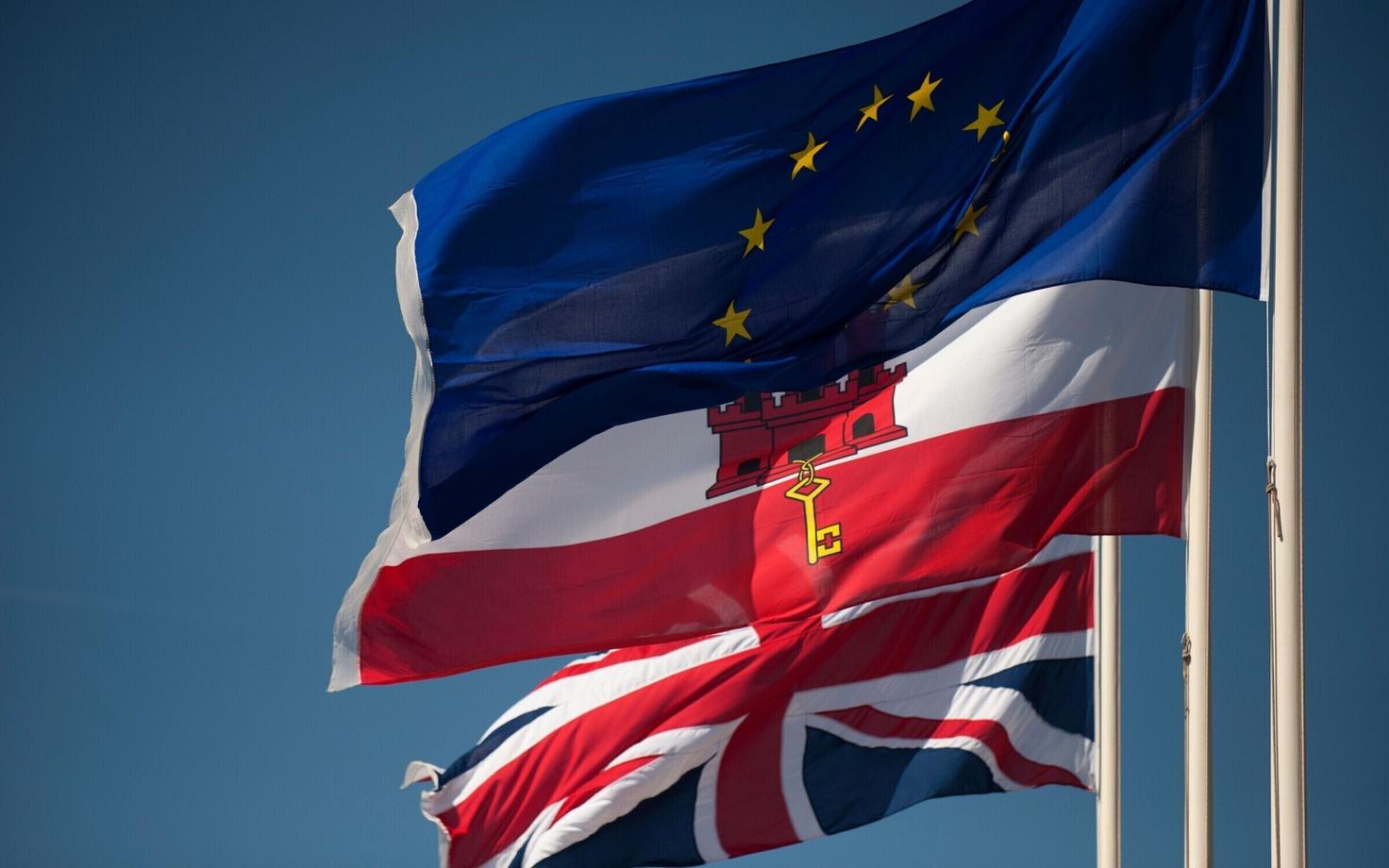 Suurbritannia, Gibraltari ja Euroopa Liidu lipp.