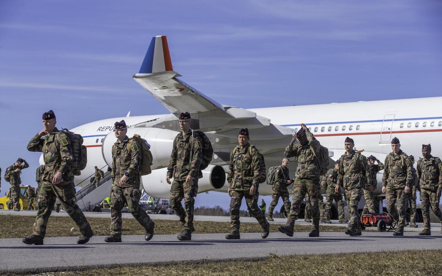 Прибытие французских военнослужащих в Эмари.