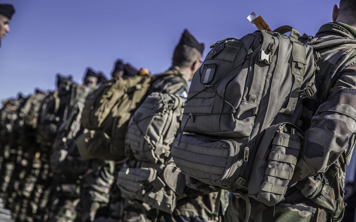 Прибытие французских военнослужащих в Эмари.